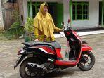 seorang-guru-mi-yahrotul-aliyah-yang-mendapatkan-sepeda-motor-dari-aqua.jpg