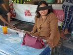 seorang-ibu-di-karawang-jawa-barat-menunggu-anaknya-mengemis.jpg