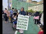 seorang-ibu-melakukan-aksi-bawa-poster-butuh-ganja-medis.jpg
