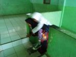 seorang-ibu-menggendong-anaknya-agar-bisa-mengikuti-unbk_20180426_154430.jpg