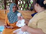 seorang-ibu-rumah-tangga-memboyong-sejumlah-bungkus-telur-ayam-ras.jpg