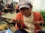 seorang-kakek-menjual-mainan-bebeletokan_20170428_175259.jpg