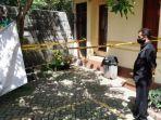 seorang-karyawan-hotel-menunjukkan-kamar-lokasi-pembunuhan-yang-telah-dipasangi-garis.jpg