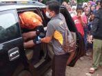 seorang-kepala-sekolah-dasar-ditemukan-tewas-di-dalam-mobilnya.jpg