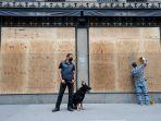 seorang-laki-laki-dan-seekor-anjing-di-saks-fifth-avenue-today.jpg