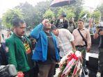 seorang-mahasiswa-tampak-memberi-hormat-usai-melakukan-prosesi-tabur-bunga.jpg