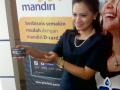 seorang-model-memegang-kartu-kredit-bank-mandiri.jpg