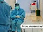 seorang-paramedis-salat-di-atas-kursi-dalam-ruangan-isolasi-pasien.jpg