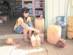 seorang-pedagang-di-desa-long-sule-sedang-mengisi-bahan-bakar.jpg