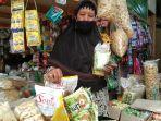 seorang-pedagang-sembako-di-pasar-darurat-klaten.jpg