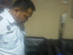 seorang-pelaku-pungli-di-kemenhub-tertunduk-saat-dditangkap-polisi_20161011_211949.jpg