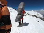 seorang-pemandu-gelje-sherpa-dari-nepal-evakuasi-pendaki-malaysia-di-gunung-everest-8.jpg