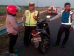 seorang-pemotor-diamankan-petugas-karena-melintas-di-jalur-tol-madiun-nganjuk.jpg