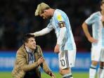seorang-pemuda-berusaha-mencium-kaki-lionel-messi_20160902_144134.jpg