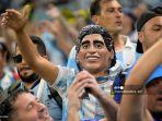 seorang-pendukung-argentina-mengenakan-topeng-legenda-sepak-bola-diego-maradona.jpg