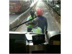 seorang-pengendara-motor-berdebat-d-obos-busway.jpg