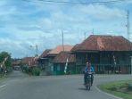 seorang-pengendara-motor-membelakangi-rumah-nenek-khodijah.jpg