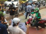 seorang-pengendara-sepeda-motor_20170721_174445.jpg