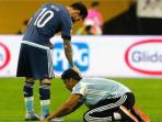 seorang-penggemar-bersujud-di-kaki-lionel-messi_20160623_011819.jpg