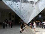seorang-pengunjung-berpose-dengan-gaya-seolah-memangku-piramida_20160610_185019.jpg