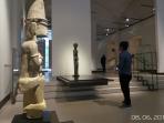 seorang-pengunjung-sedang-mengamati-patung-leluhur-dari-nias-di-museum-louvre_20160610_184446.jpg
