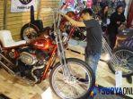 seorang-pengunjung-tengah-melihat-lihat-motor-modifikasi.jpg