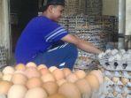 seorang-penjual-telur-di-pasar-kawasan-jakarta-utara.jpg
