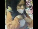 seorang-perempuan-berseragam-sma-terekam-cctv-saat-mencuri-ponsel.jpg