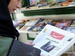 seorang-perempuan-iran-tengah-membaca-surat-kabar-reformis-shargh_20180502_174312.jpg