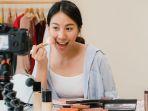 seorang-perempuan-sedang-membuat-konten-beauty.jpg