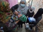 seorang-petugas-kesehatan-tengah-memberikan-vaksin-polio.jpg
