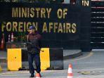 seorang-petugas-polisi-pakistan-berjaga-di-luar-kementerian-luar-negeri-di-islamabad.jpg