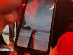 seorang-pihak-keluarga-menunjukkan-whatsapp-story-korban-berfoto-di-pantai-batu-bengkung.jpg