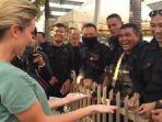 seorang-polisi-sedang-menujukkan-permainan-sulap-kepada-reporter-bule.jpg