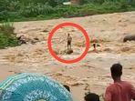 seorang-pria-di-padang-terjebak-di-tengah-sungai-batang-kuranji.jpg