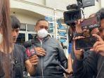 seorang-pria-diduga-penyusup-mengenakan-masker-putih-dan-jas-hitam.jpg