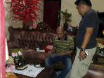 seorang-pria-ditangkap-polisi_20170604_074844.jpg