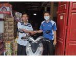 seorang-pria-membeli-sepeda-motor-menggunakan-uang-koin1.jpg