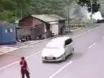 seorang-pria-menyeberang-jalan-tersambar-terserempet-mobil-yang-lewat-tidak-fokus-main-hp-video.jpg