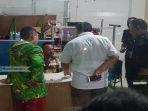 seorang-pria-saat-di-amankan-di-pos-keamanan-taras-mall-karena-kedap.jpg