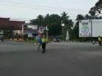 seorang-pria-terekam-kamera-menyerang-polantas-bangka-belitung.jpg