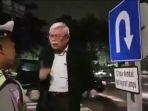seorang-pria-yang-mengaku-profesor-mendebat-polantas-yang-akan-menilangnya.jpg