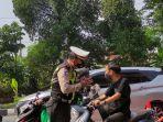 seorang-remaja-kena-tegur-polisi-karena-tak-kenakan-helm-saat-melintas-pos-penyekatan.jpg