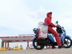 seorang-satgas-mobile-spbu-pertamina-jelang-lebaran_20170622_111655.jpg
