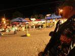 seorang-serdadu-menjaga-lokasi-ledakan-di-kota-davao-filipina_20160903_111225.jpg