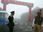 seorang-tentara-china-dan-tentara-india-di-perbatasan-nathu-la.jpg