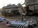 seorang-tentara-israel-di-antara-barisan-amunisi-untuk-tank.jpg
