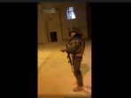 seorang-tentara-israel-melemparkan-sebuah-granat-kejut-dalam-sebuah-masjid.jpg