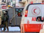 seorang-tentara-israel-mengarahkan-senjatanya-kepada-ambulans-palestina.jpg
