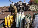 seorang-tentara-israel-menyusun-peluru-artileri-155mm.jpg